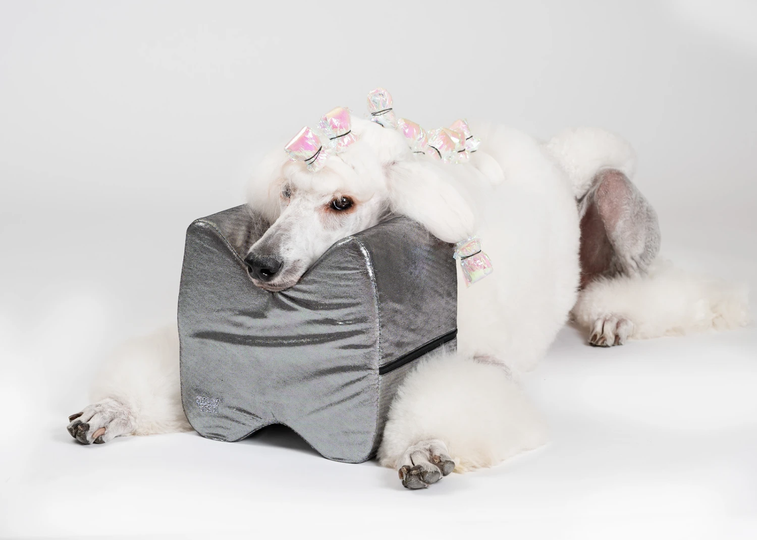 Show Tech Topknot Cushion Pillow Glitzy Black - Medium 6 Show Tech Topknot Cushion Pillow Glitzy Black - Medium - Image 4